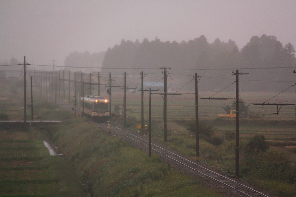 雨に煙る電車