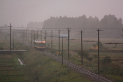 雨に煙る電車