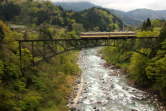 鉄橋を渡る（新緑）