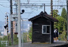 待つ時間・・・小さな駅舎