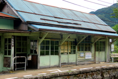ローカルな駅舎