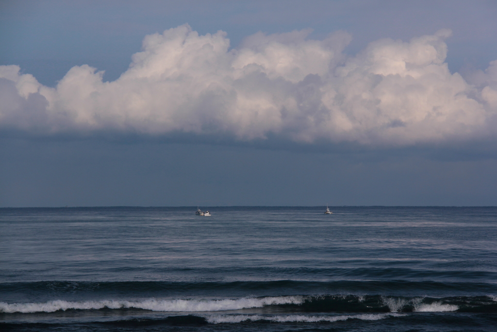 海と白い雲