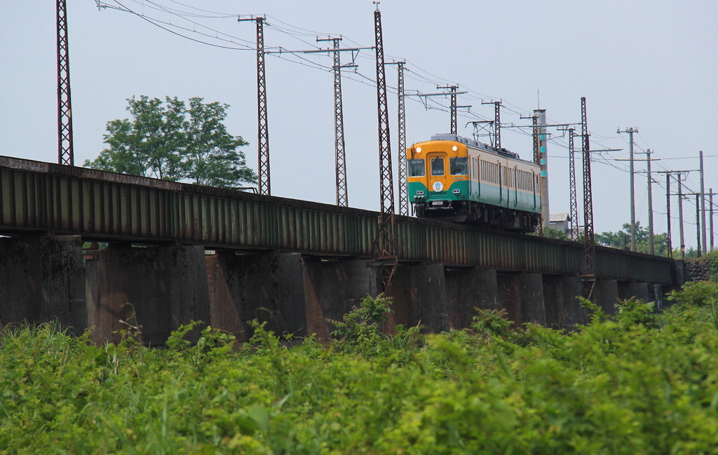 鉄橋を渡る、カボチャ電車君