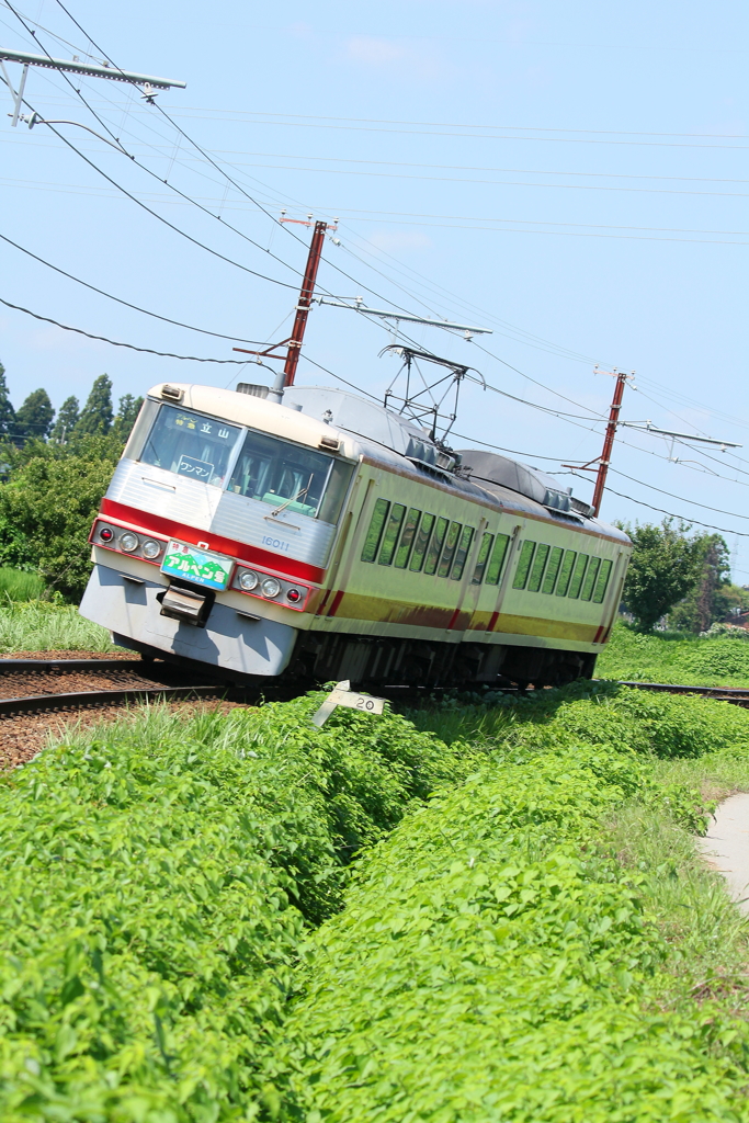 電車傾いて運転していまぁ～す　。
