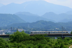鉄橋を渡る（ダイコン電車）