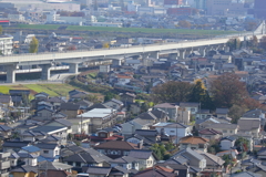 高架下を走る電車