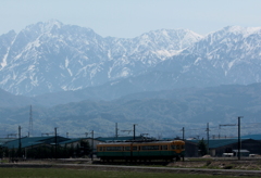 立山連峰にかぼちゃ電車君