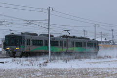 雪煙をあげて（あいの風と地鉄が競争？）