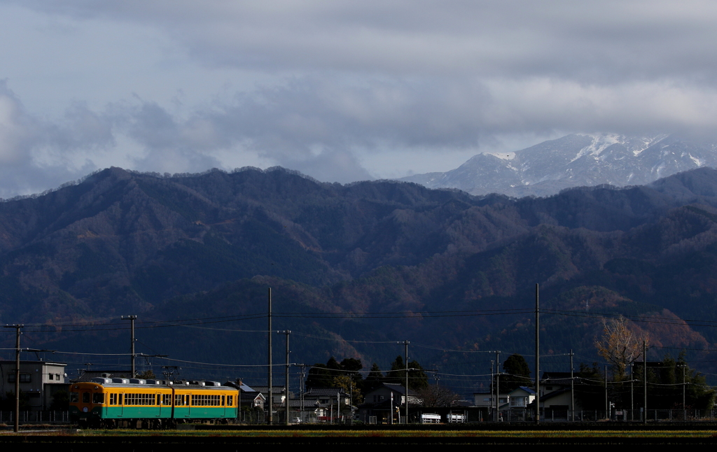 山に向かう