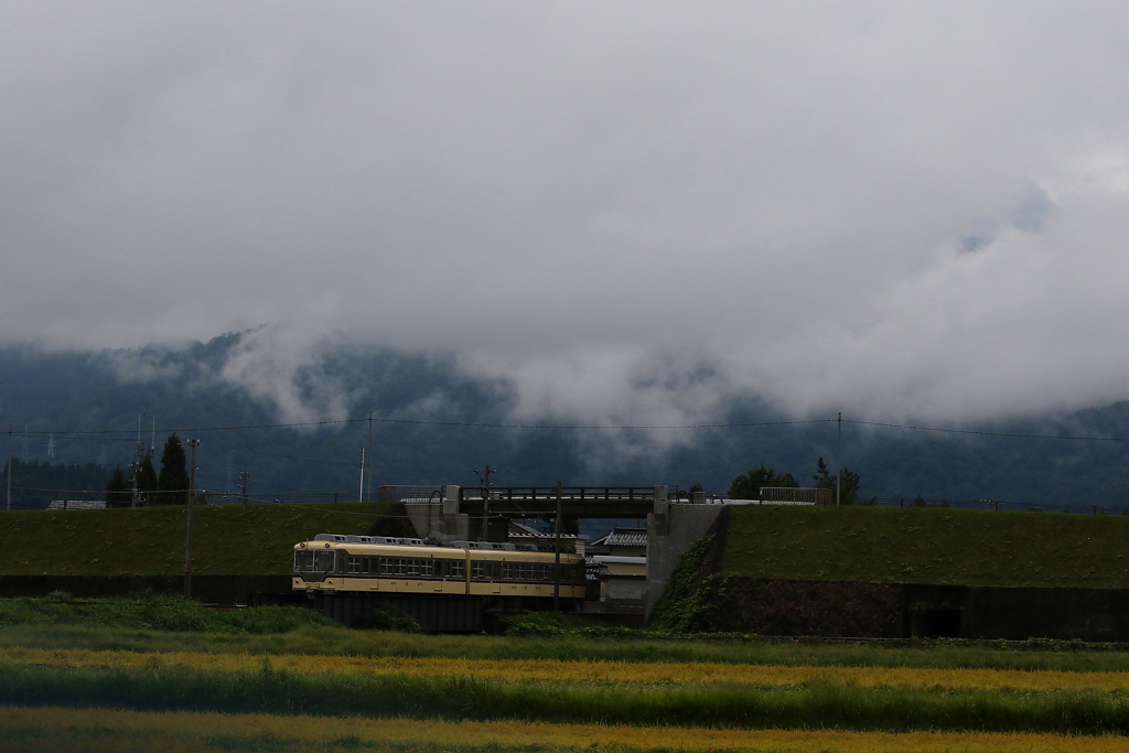 雲のトンネルくぐり抜けて