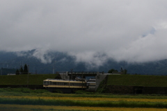 雲のトンネルくぐり抜けて