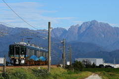 あいの風鉄道、立山連峰と共にあり