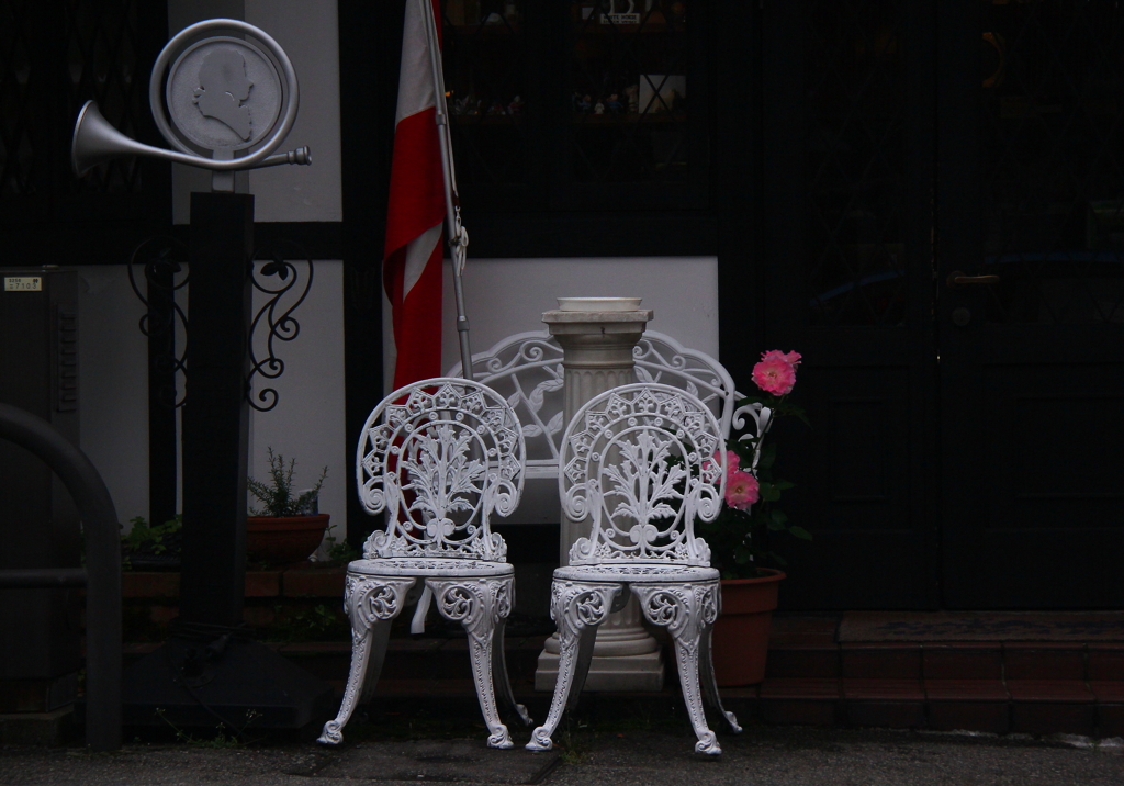 どうぞお座りください