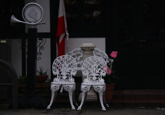 どうぞお座りください