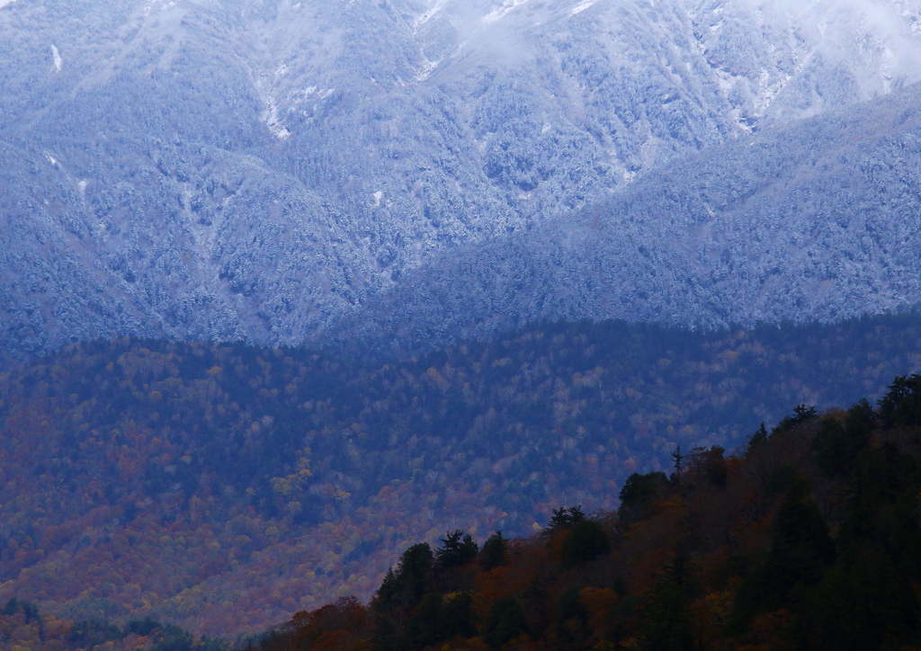 重なり合う季節の山々