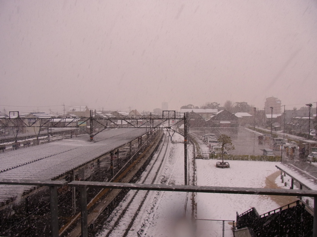 雪降る駅舎