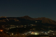 月夜の阿蘇山と星