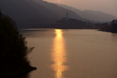 ダム湖の夕景