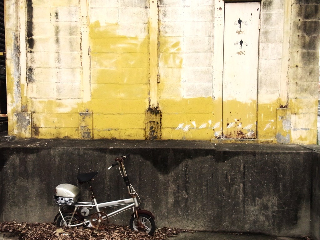 剥げた黄色