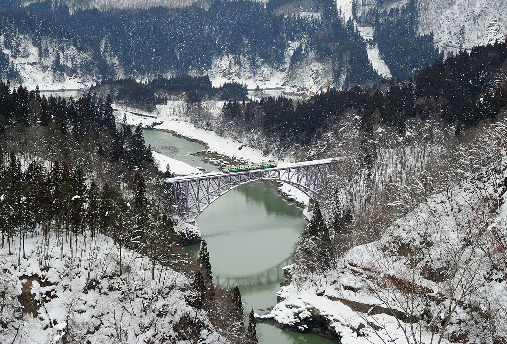 雪の鉄橋を渡る