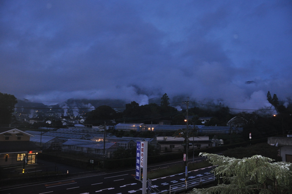 夜明けの温泉地　別府