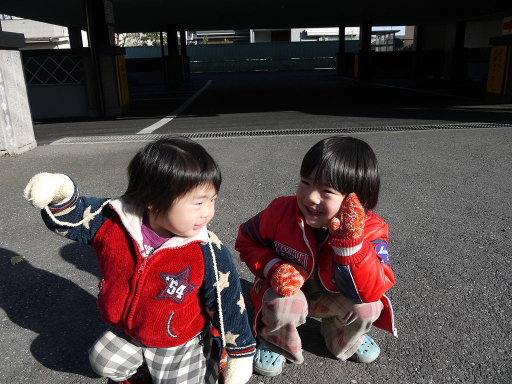 仲良し兄妹赤く二人