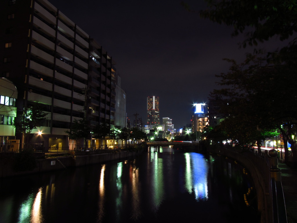 大岡川と横浜ランドマークタワー