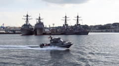 イージス艦と警備艇