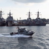 イージス艦と警備艇