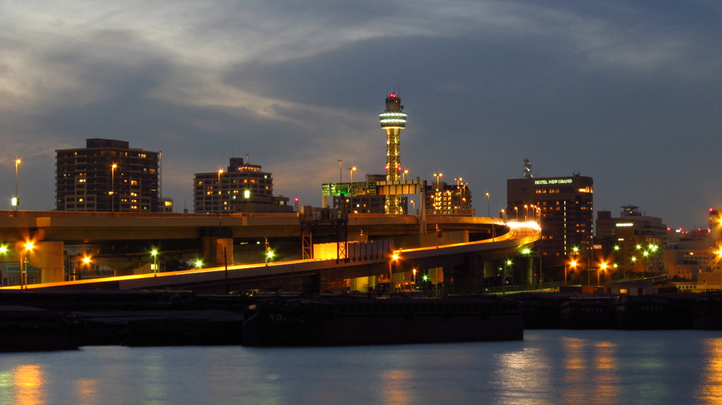 横浜マリンタワー