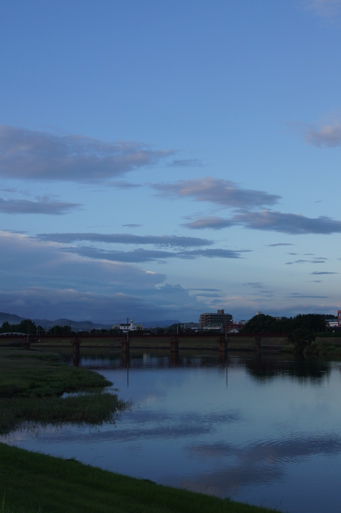 夜明けの河と鉄橋