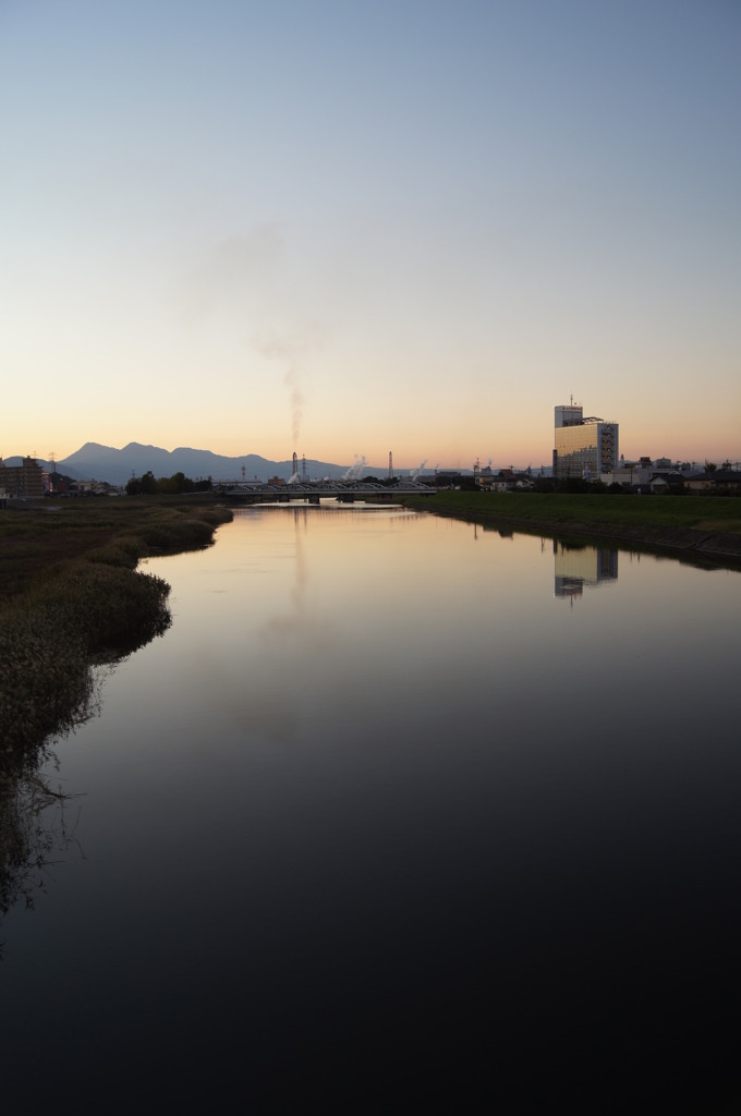 川と煙突と夕焼け