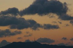 暁の空、山より生える何がしは