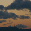 暁の空、山より生える何がしは