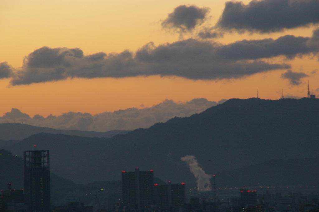 暁の空、都市の夜明け