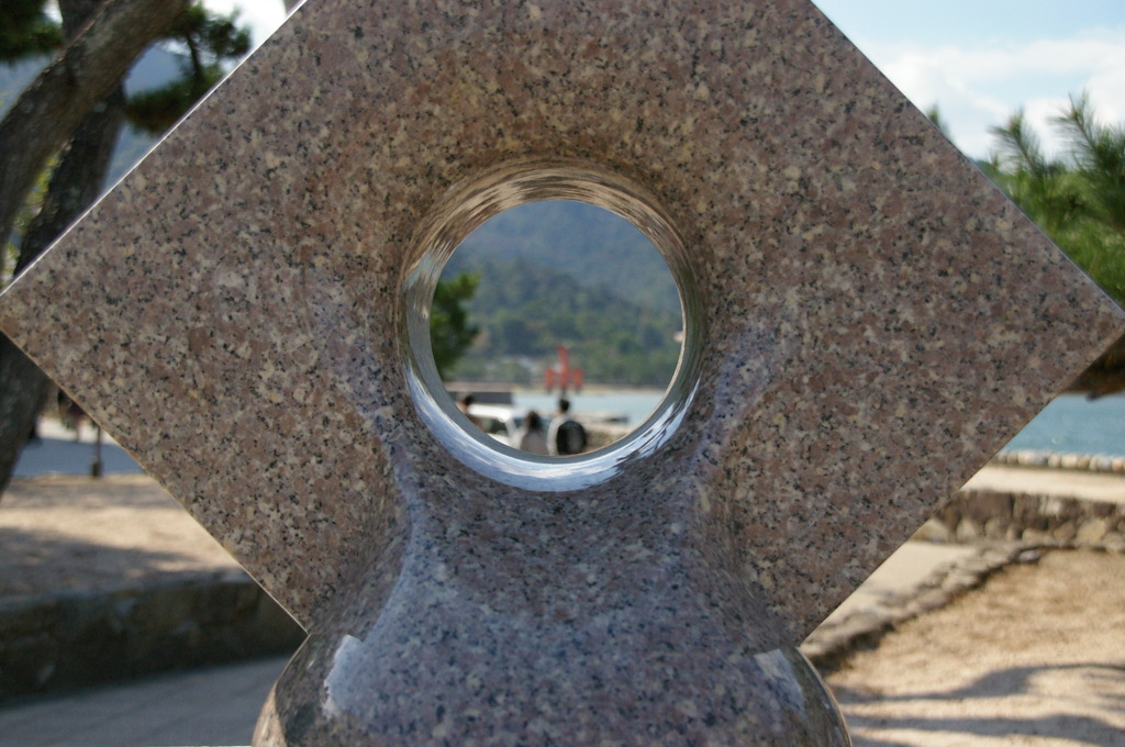 覗いた穴の向こうには