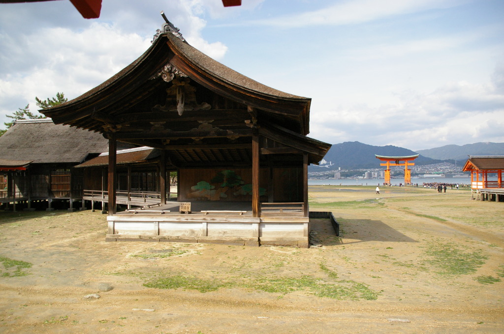 能舞台と大鳥居