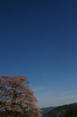 山が高いと空が近い。