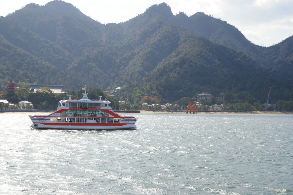 宮島を遠目に見たらば