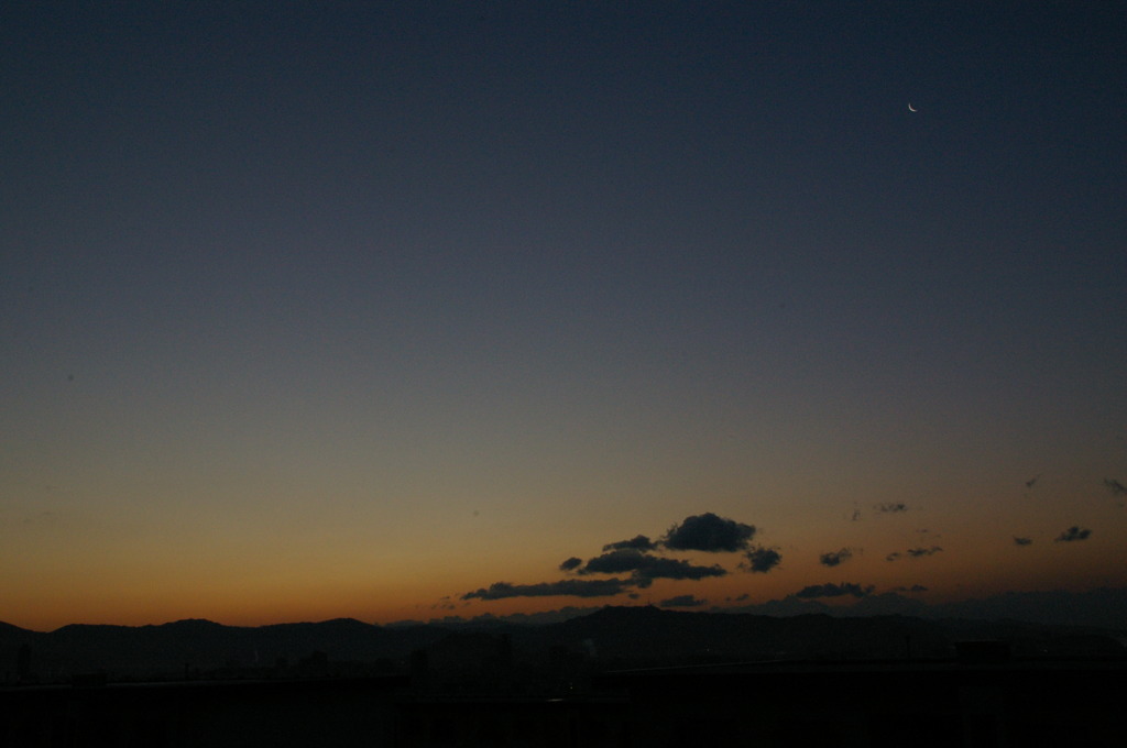 暁の空、浮かぶは雲