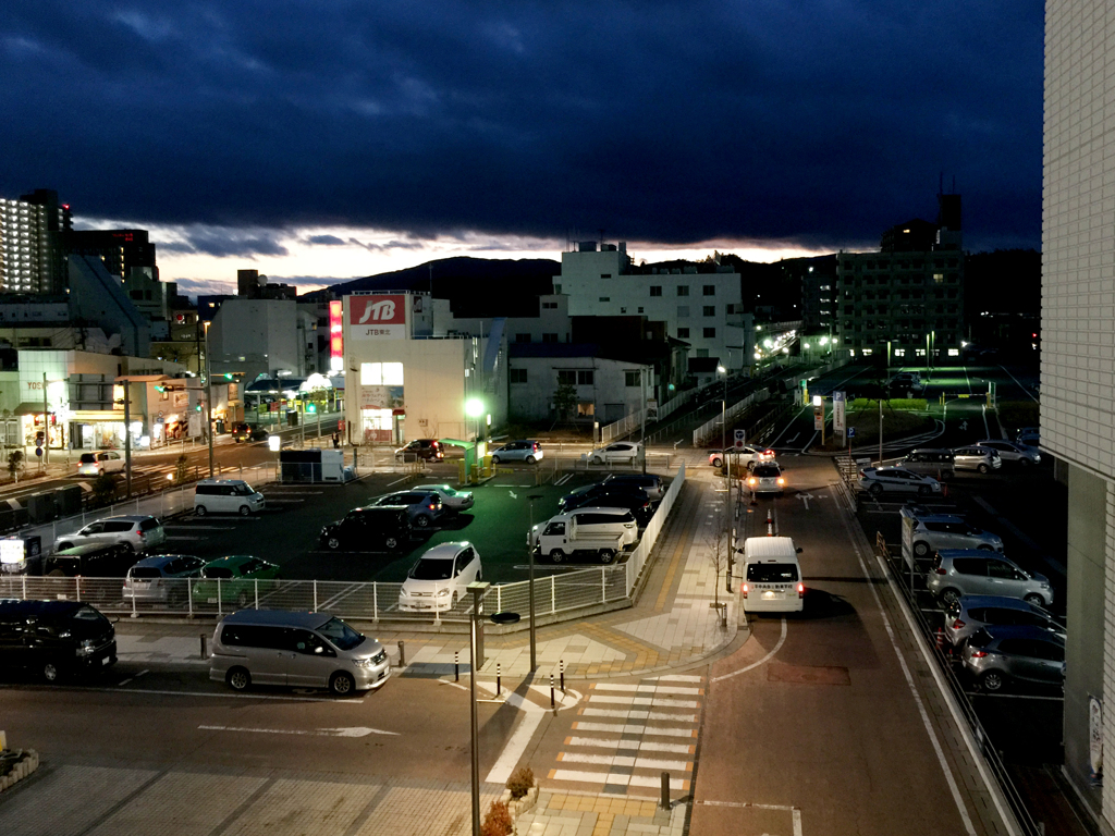 いわき駅広場の夕暮れ