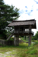 座してつく鐘楼