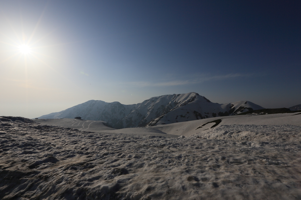 太陽と月と雪山と