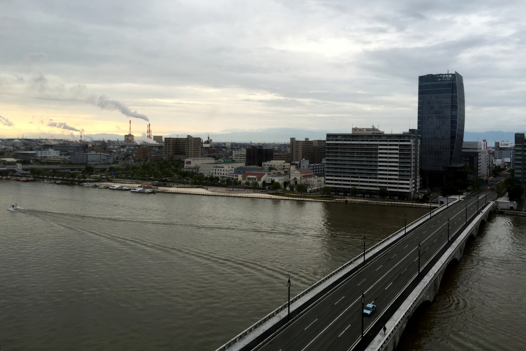 朝の萬代橋
