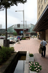 駅前通りから金沢駅を望む