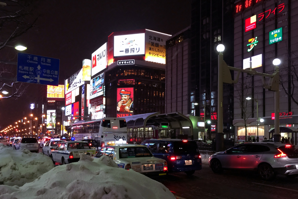 雪のススキノ