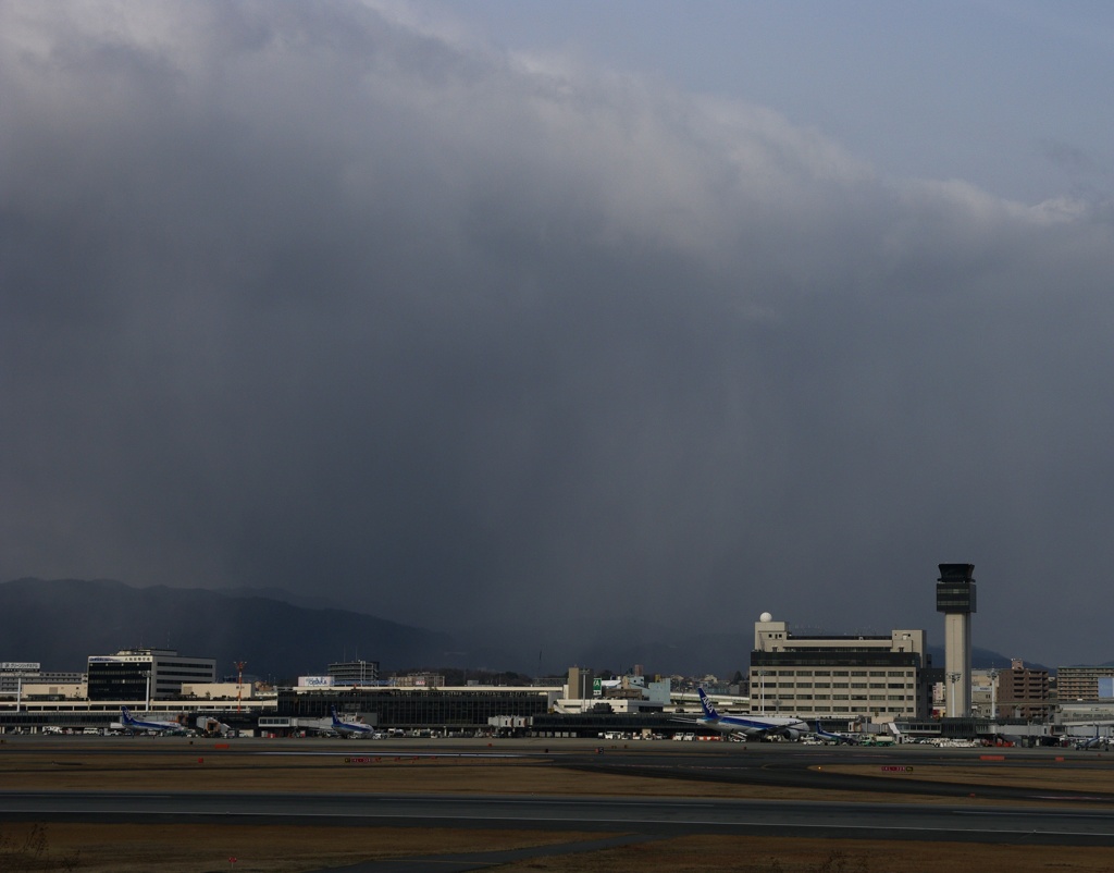 迫る雪雲