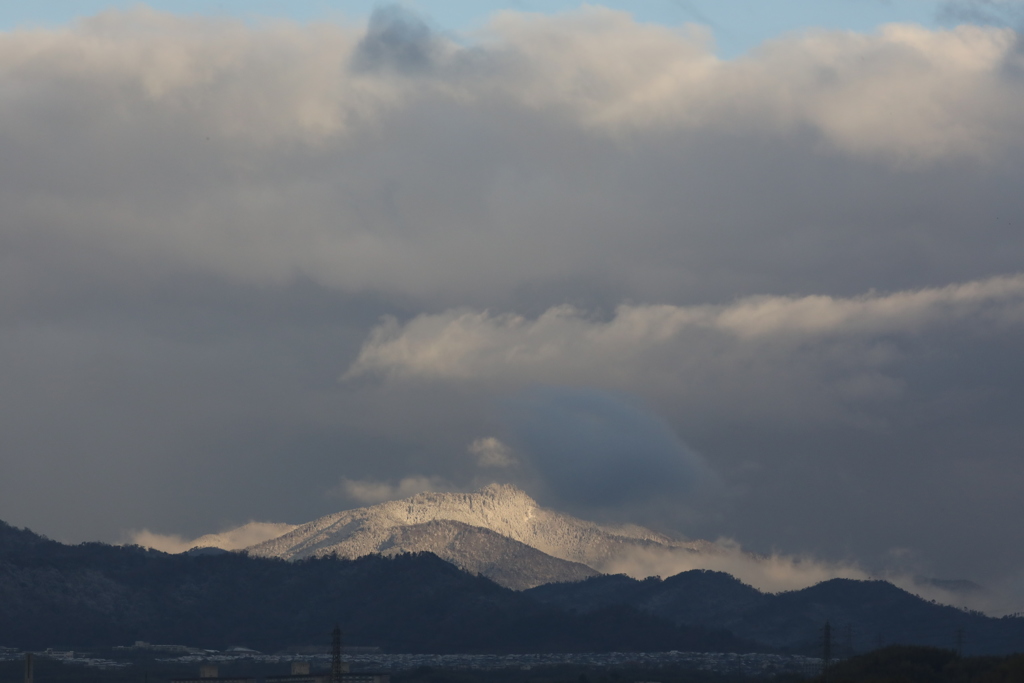 大晦日　冠雪の　愛宕山