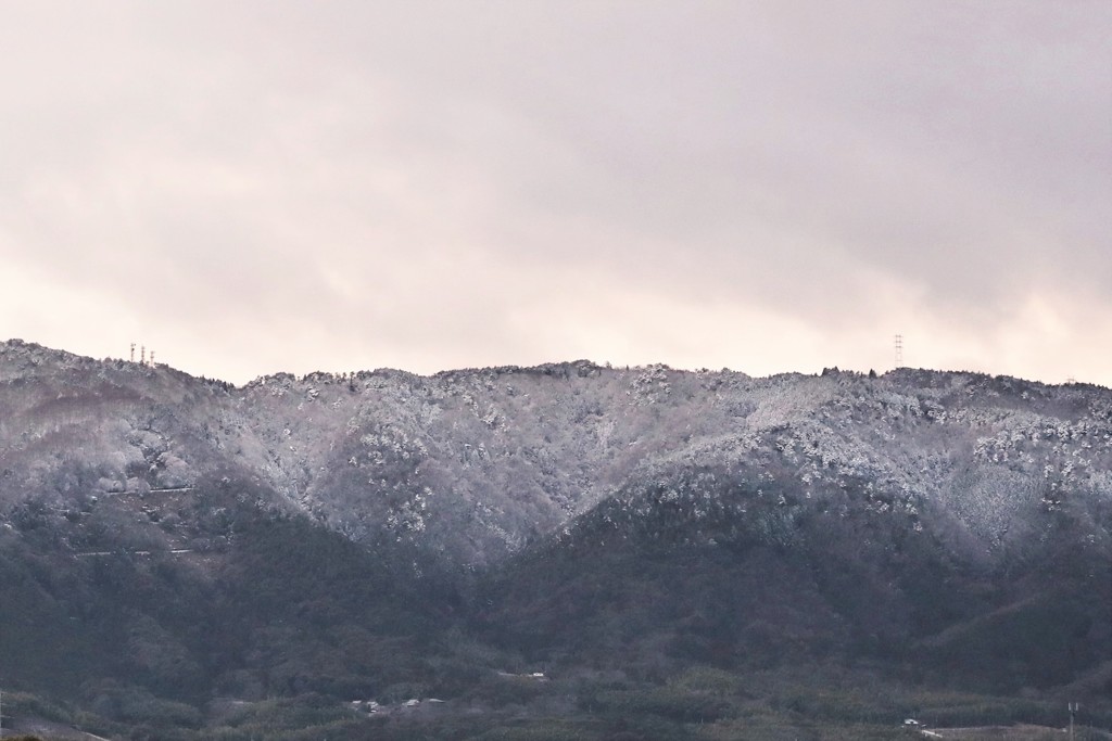 里山初冠雪