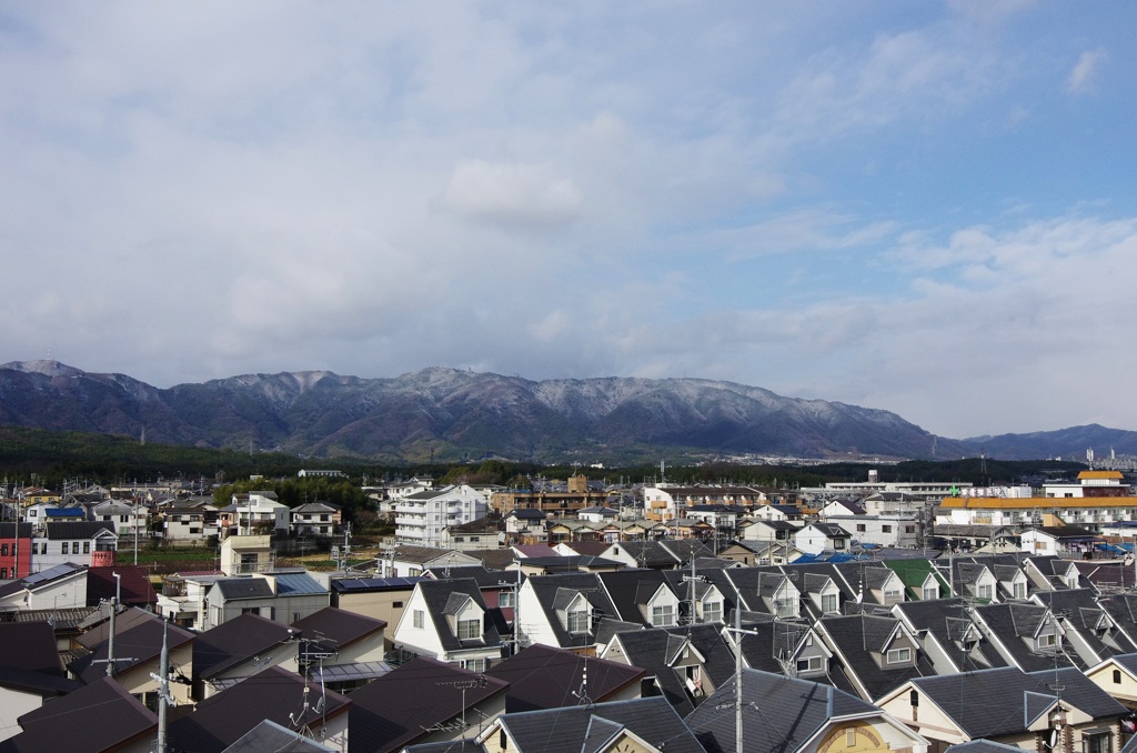 西山初冠雪